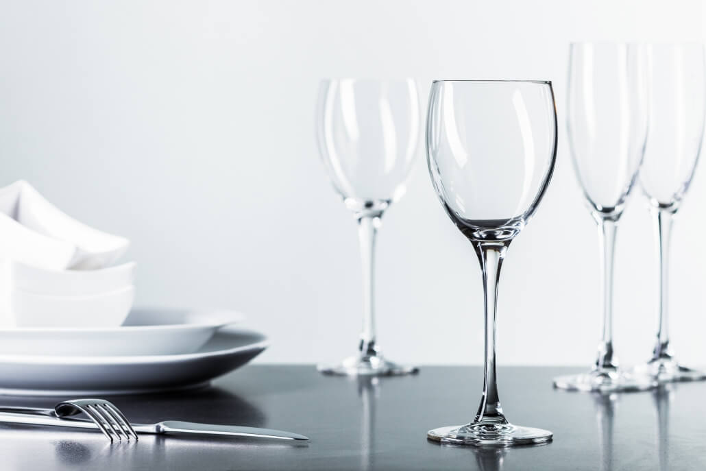 Klare Gläser, fließendes Wasser und ein zylindrischer Kalkwandler im Gastronomiebereich