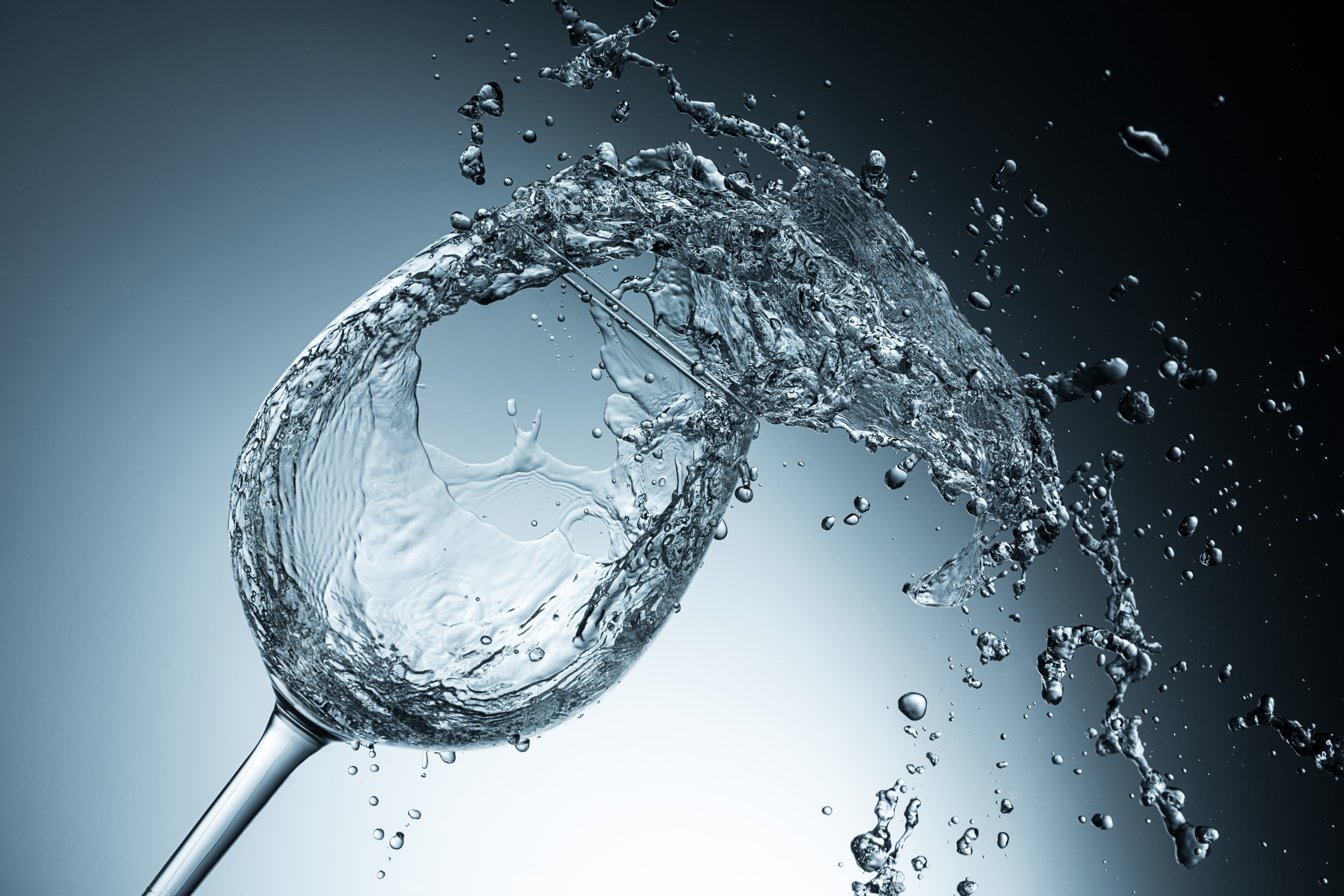 Klares, dynamisches Wasser als Symbol für das nachhaltige Wasserkonzept